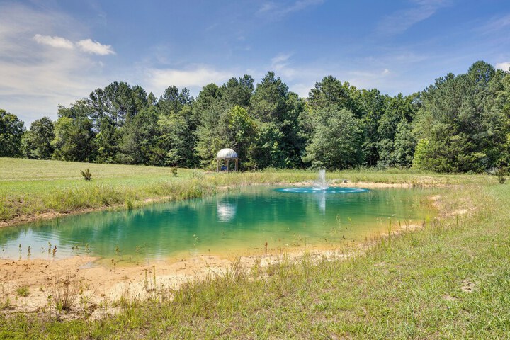 Terre Haute Manor Farmhouse w / Gardens & Deck!
