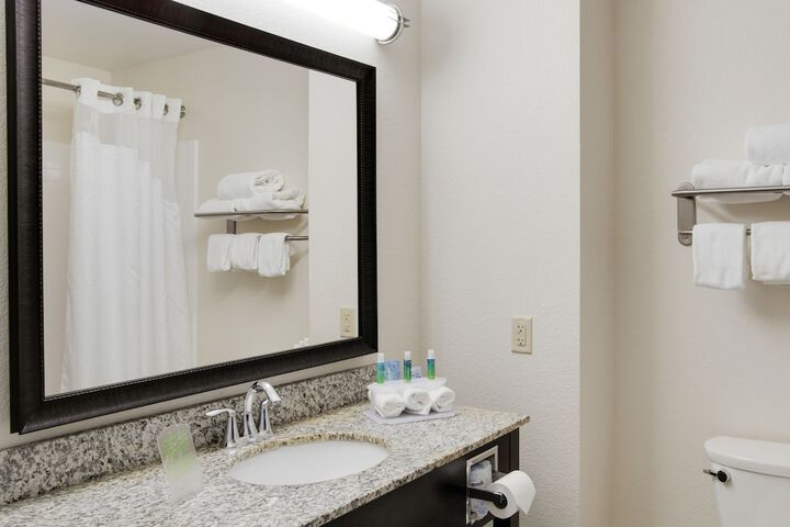 Holiday Inn Express & Suites Nevada by IHG