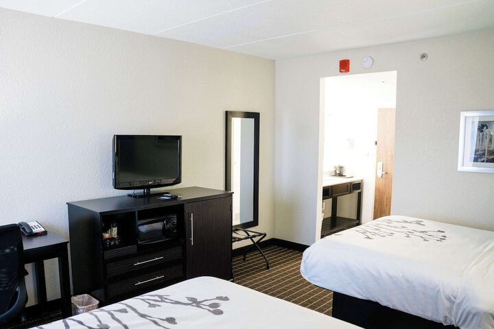 Room 70 of 142