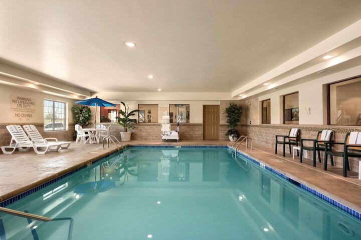 Country Inn & Suites by Radisson Minot, ND