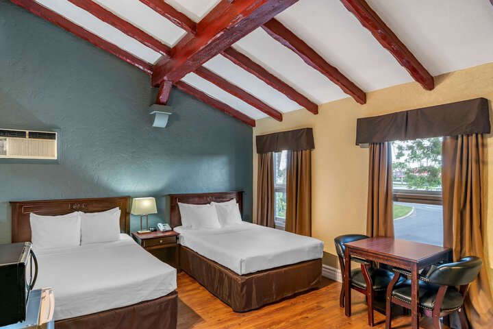 Econo Lodge Montreal-Brossard