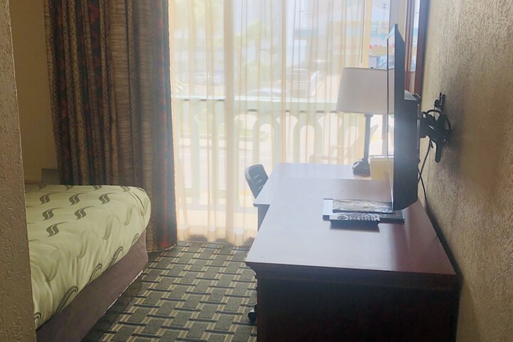Room 28 of 46