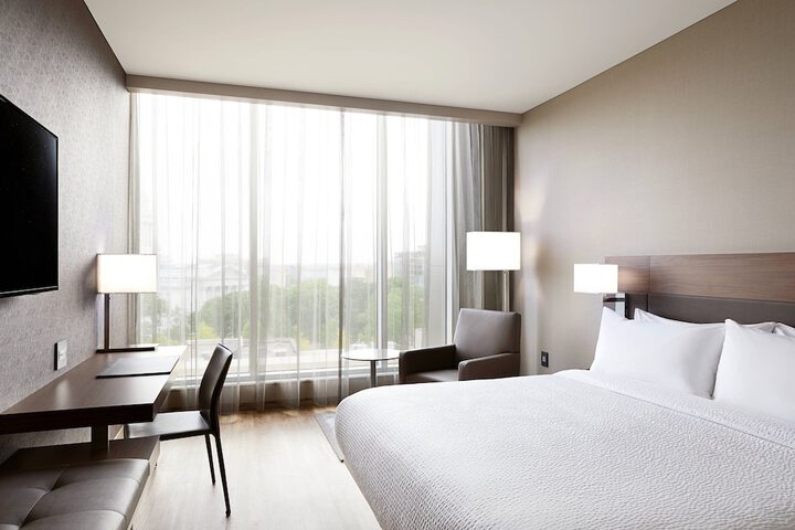 AC Hotel by Marriott Madison Downtown