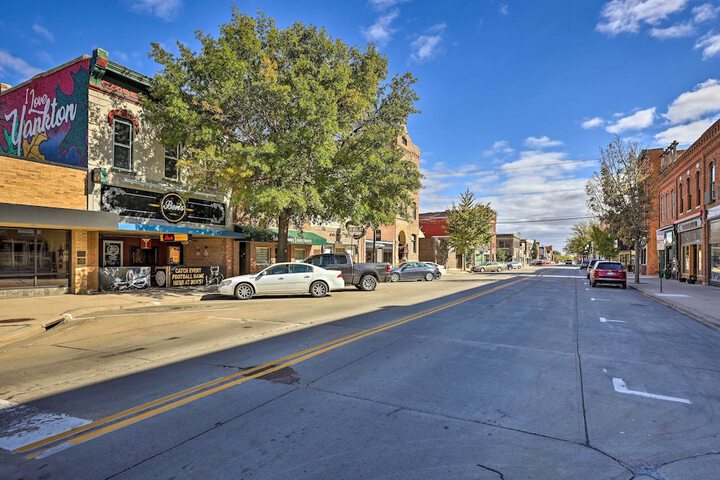 Bright Yankton Apartment Near Meridian Bridge