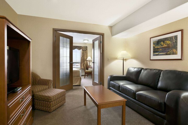 Super 8 by Wyndham High Level AB