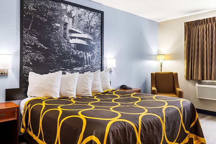 Super 8 by Wyndham Pittsburgh / Monroeville
