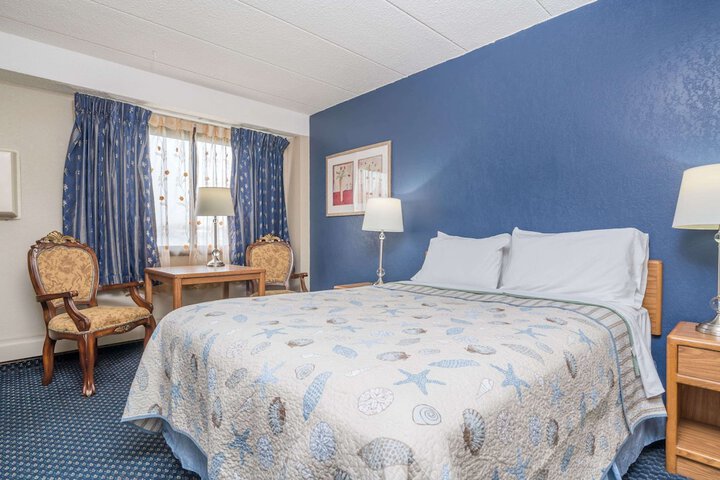 Room 10 of 16
