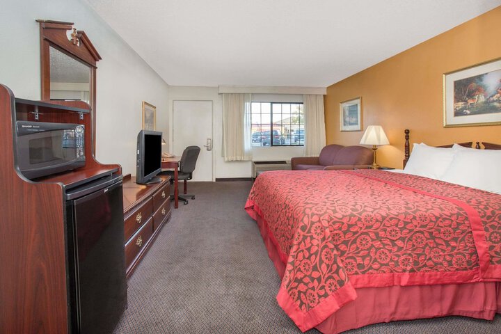 Room 13 of 30