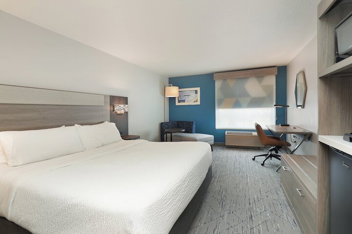 Holiday Inn Express & Suites New Berlin by IHG