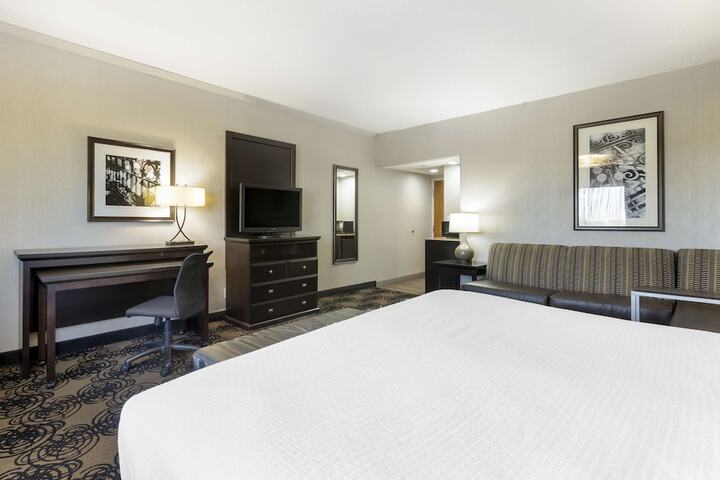 Best Western Plus Midwest Inn