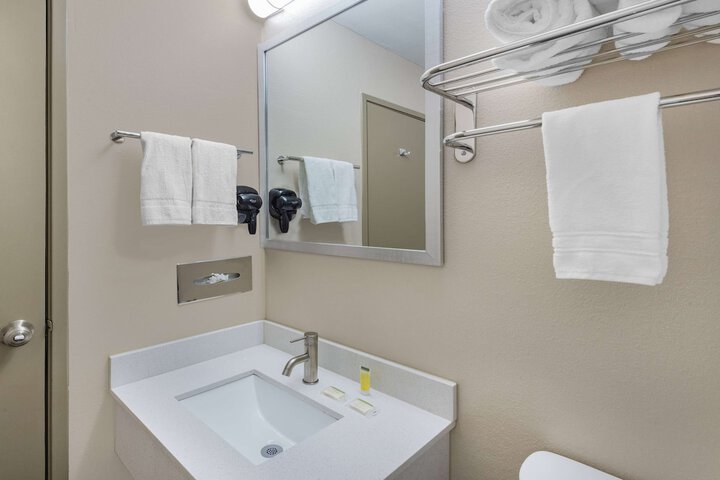 Room 16 of 28
