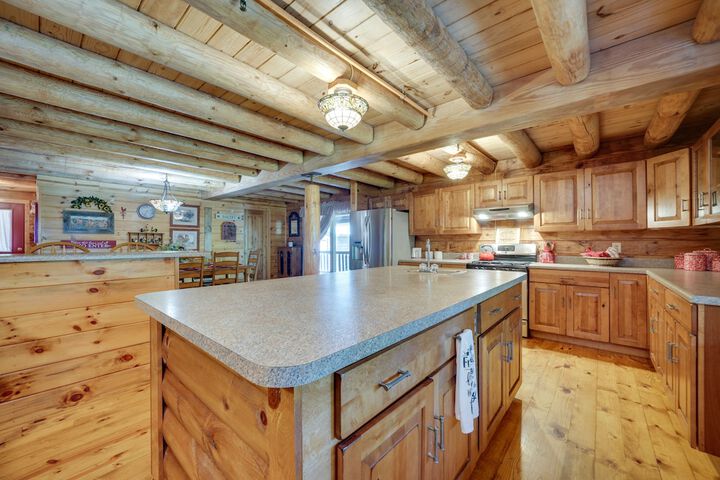 Secluded Broken Bow Cabin w / Fire Pit and Deck!