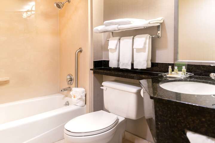 Holiday Inn Hotel & Suites Warren by IHG