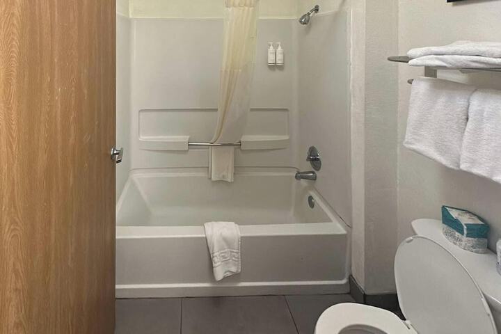 Country Inn & Suites by Radisson Monterey Beachfront-Marina, CA