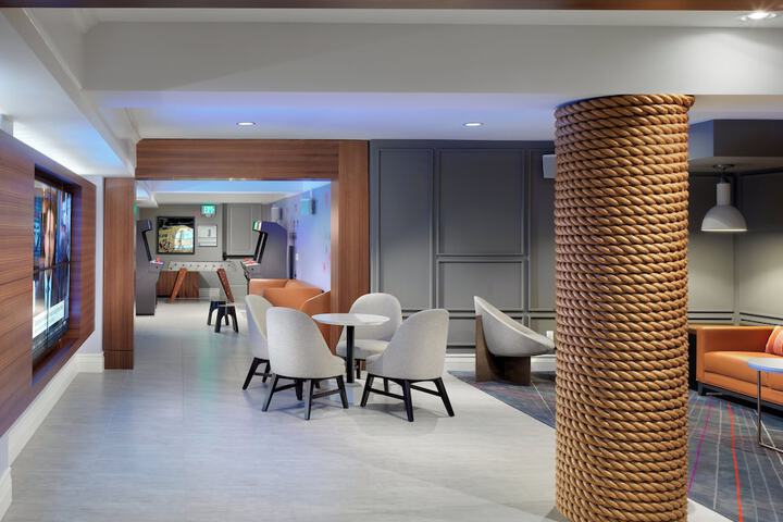 Lounge 52 of 69