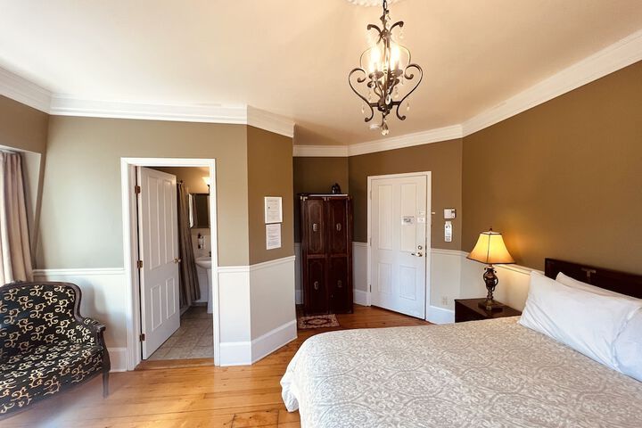 Room 27 of 33