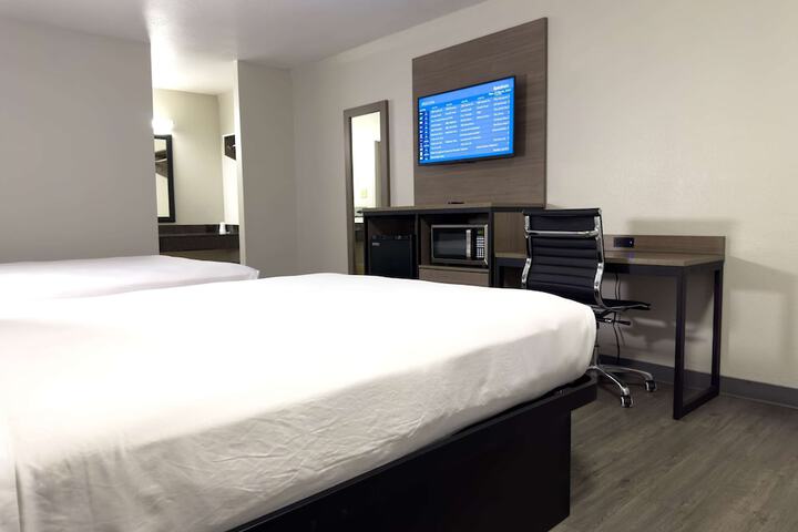 Room 6 of 12