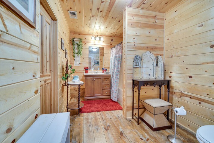 Secluded Broken Bow Cabin w / Fire Pit and Deck!
