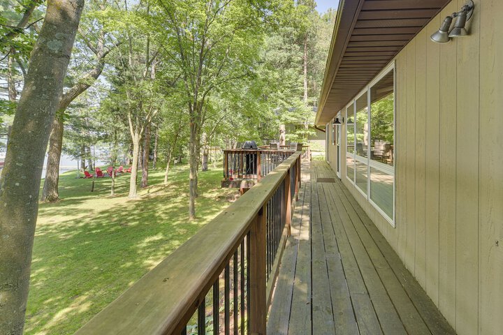 Spacious Luxury Cabin w / Deck & Dock on Bone Lake