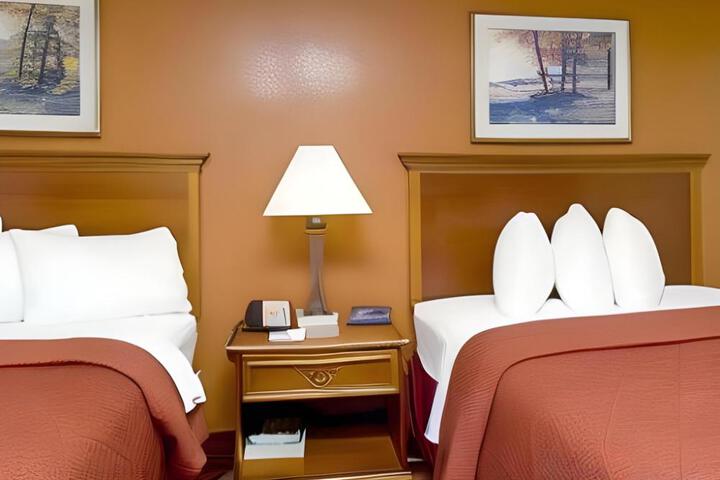 Quality Inn & Suites Kansas City I-435n Near Sports Complex