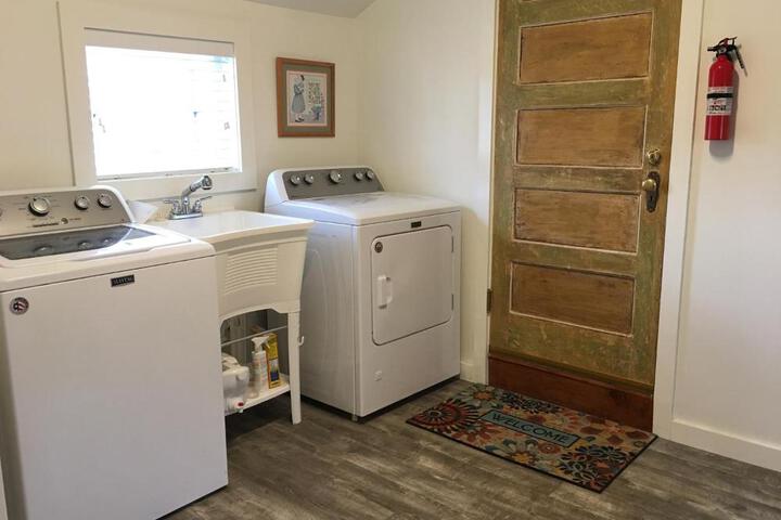Adorable Home on the Park 10 Miles South of Eugene