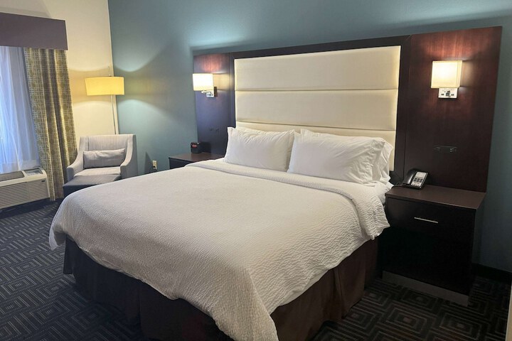 Room 6 of 12