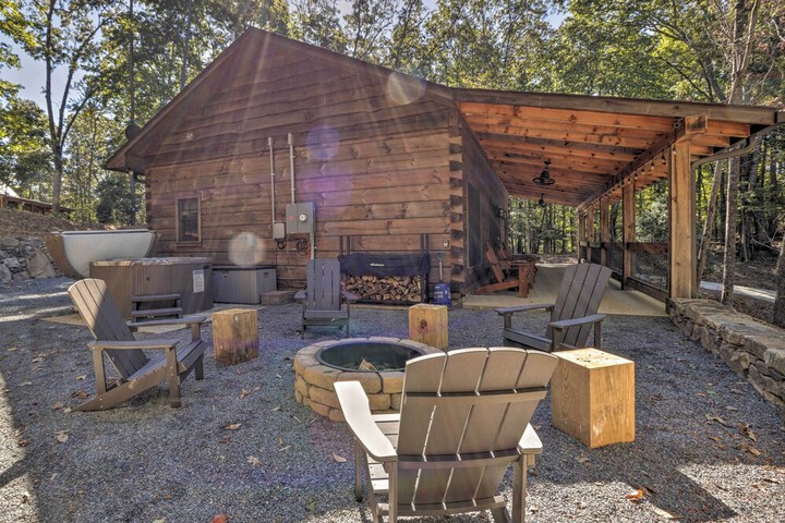 Coosawattee River Resort Cabin w / Private Hot Tub!