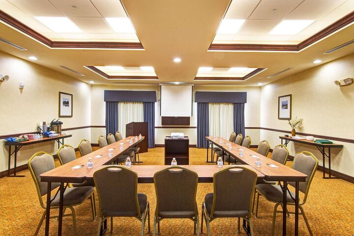 Country Inn & Suites by Radisson St. Petersburg - Clearwater, FL