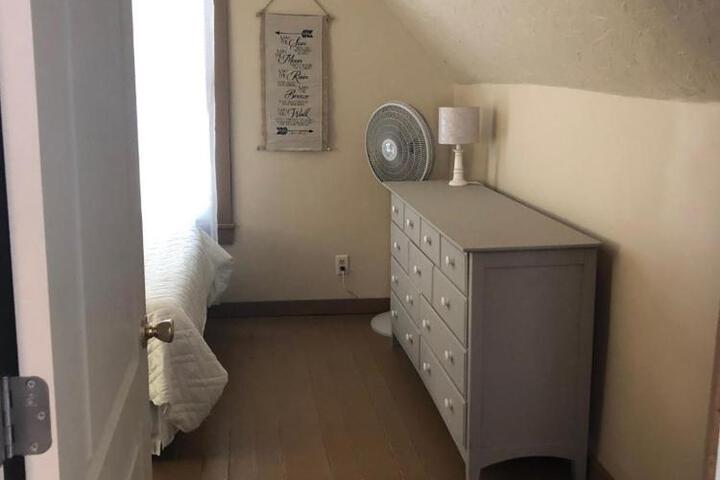 Downtown 2 Bedroom Cottage Sleeps 6, Walking Distance to Honeywell, Downtown Restaurants, Shopping