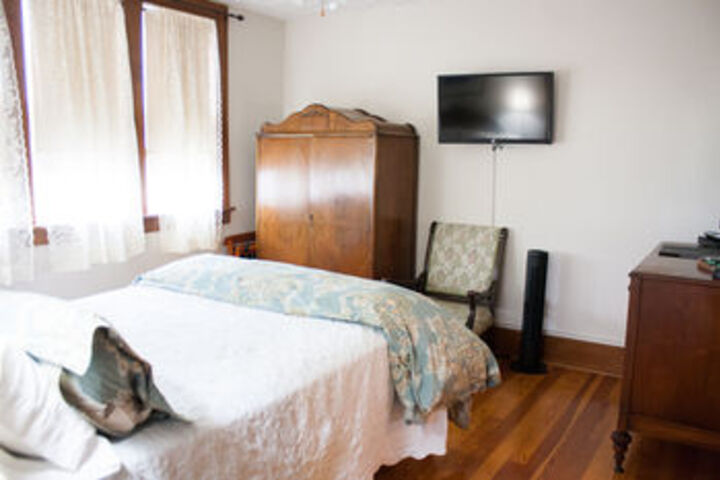 DeBourge Guesthouse
