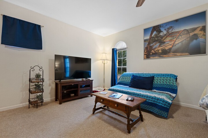 Pet-friendly Marble Falls Home w / Hot Tub!