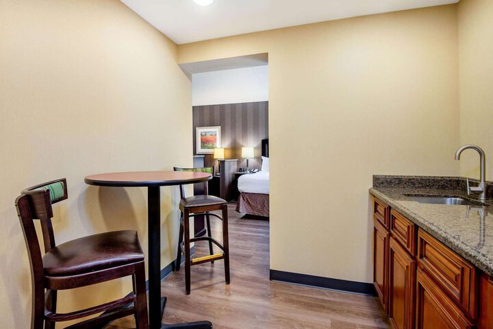 La Quinta Inn & Suites by Wyndham Bel Air / I-95 Exit 77A