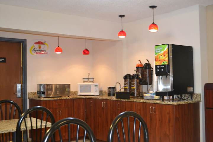 Super 8 by Wyndham Germantown / Milwaukee