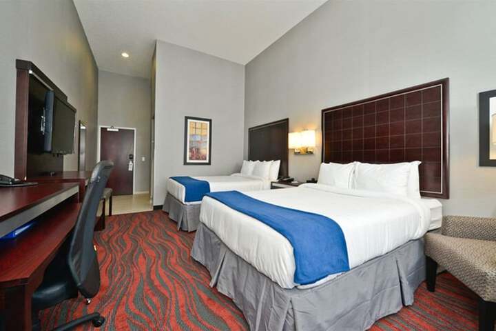 Holiday Inn Express & Suites Utica by IHG