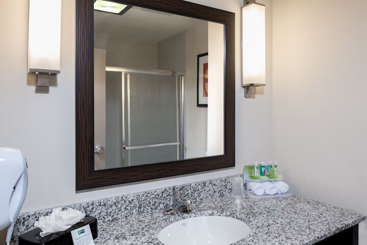 Holiday Inn Express & Suites Wichita Northwest by IHG