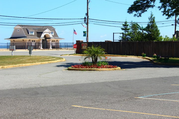 Tides Motor Inn at Stehli Beach