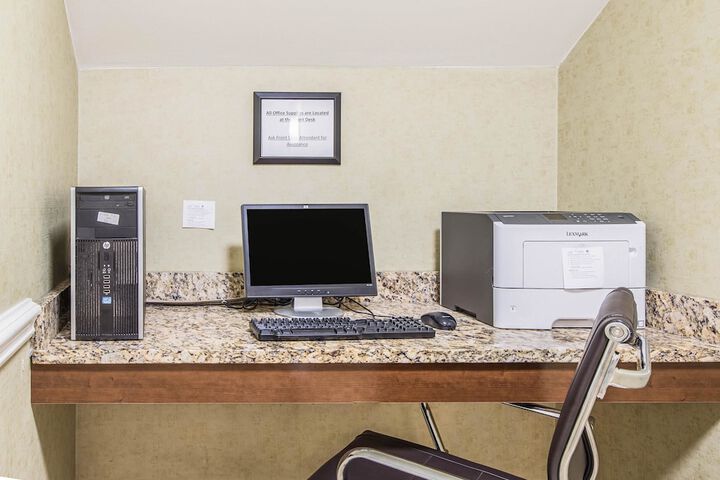 Comfort Inn & Suites Greenwood near University