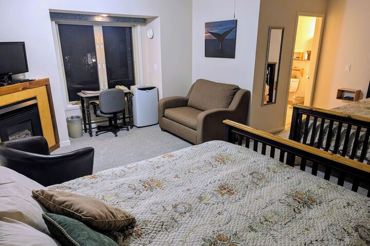 Cedar Wood Lodge B & B