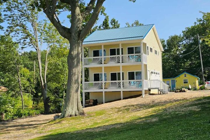 SeaSide Lake-Front Cottage