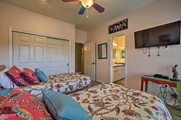 Lakefront Retreat w / Dock & Beach: 2 Miles to Golf