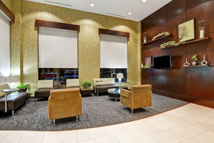 Lounge 72 of 78