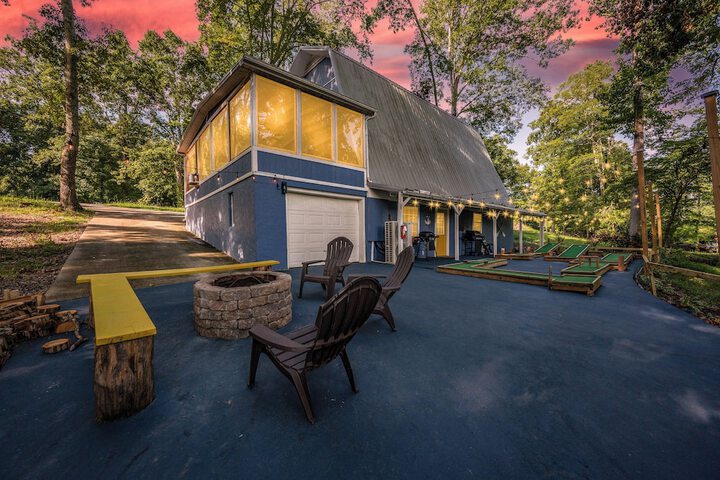 emerald Cove Chalet on Douglas Lake w / Hot Tub!