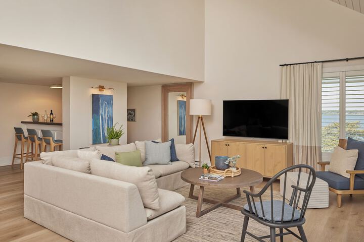 Newport Harbor Island Resort