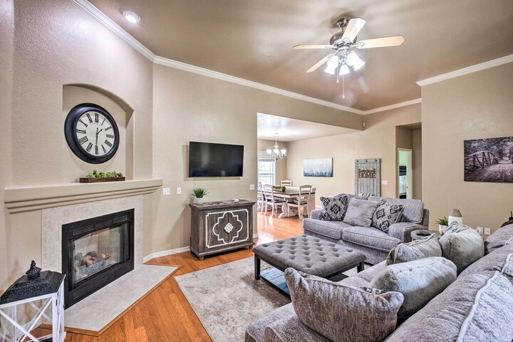 Bella Vista Home w / Yard: Half Mile to Trails!