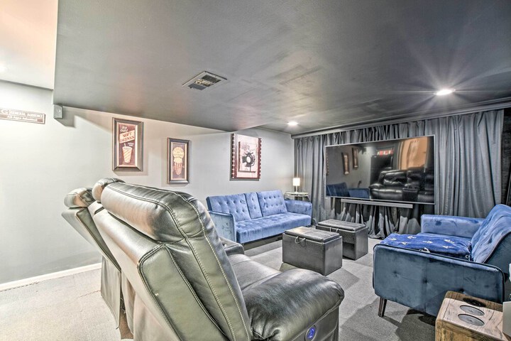 Lakefront Home w / Game Room Theater & Dock!
