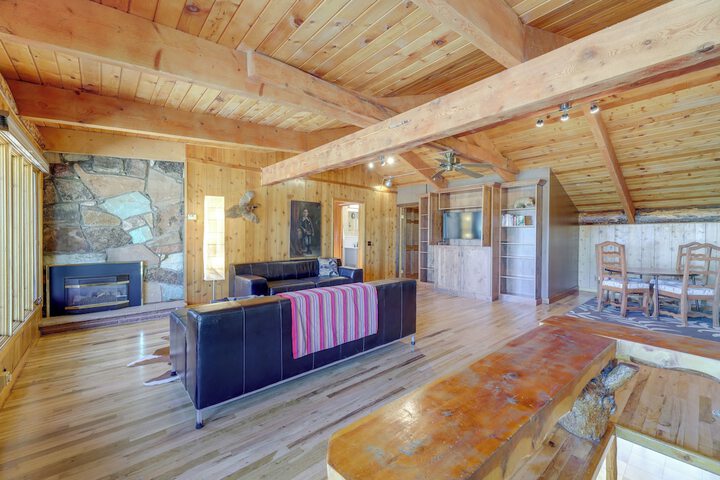 Spacious Pinedale Home w / Mountain Range View
