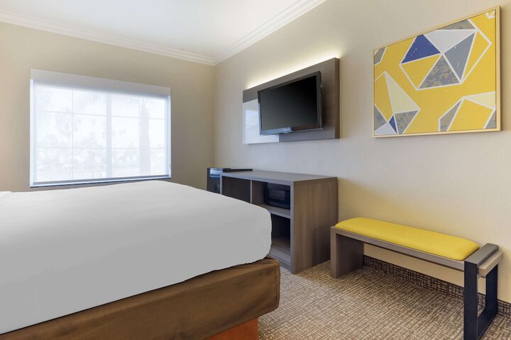 Room 51 of 69