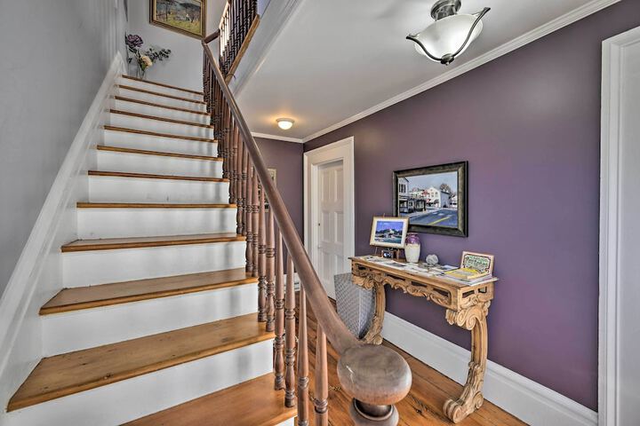 Bright Apartment - 1 / 2 Mi to Greenport Harbor!