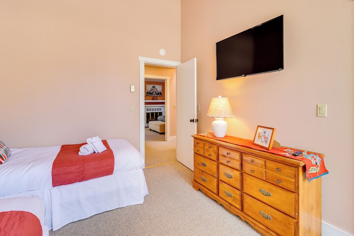 Hike Golf & Explore: Pocono Pines Townhome