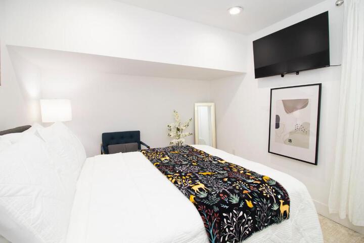 Exceptional & Central Garden Suite, Top Amenities & Care!